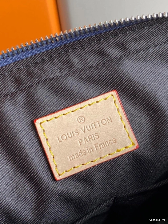 WIS VUITTON TRIO MESSENGER LOUIS 1016